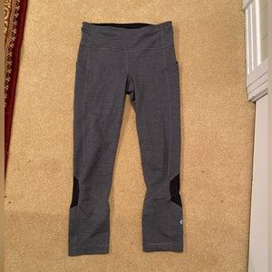 lululemon cropped leggings GRAY/BLACK - Size 4